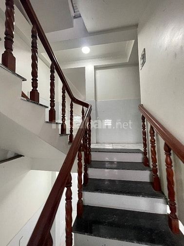 Mặt tiền nội bộ ngay công viên phần mềm Quảng Trung ngang 5,5m 4 tầng 