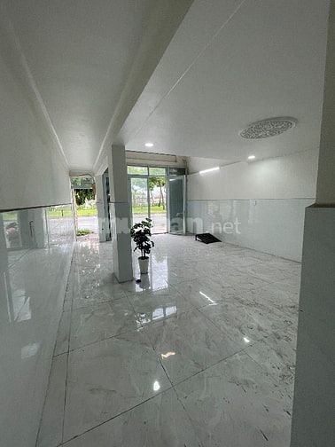 Mặt tiền nội bộ ngay công viên phần mềm Quảng Trung ngang 5,5m 4 tầng 