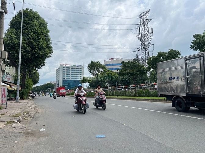 Mặt tiền nội bộ ngay công viên phần mềm Quảng Trung ngang 5,5m 4 tầng 