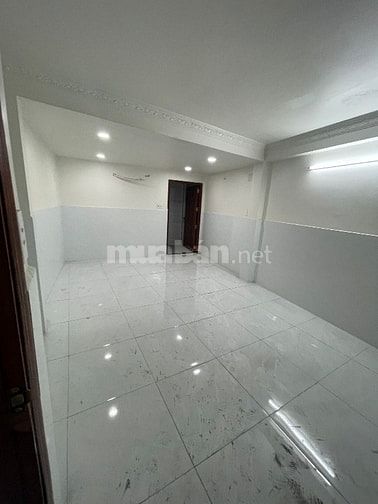 Mặt tiền nội bộ ngay công viên phần mềm Quảng Trung ngang 5,5m 4 tầng 