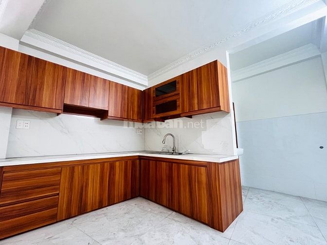 Mặt tiền nội bộ ngay công viên phần mềm Quảng Trung ngang 5,5m 4 tầng 