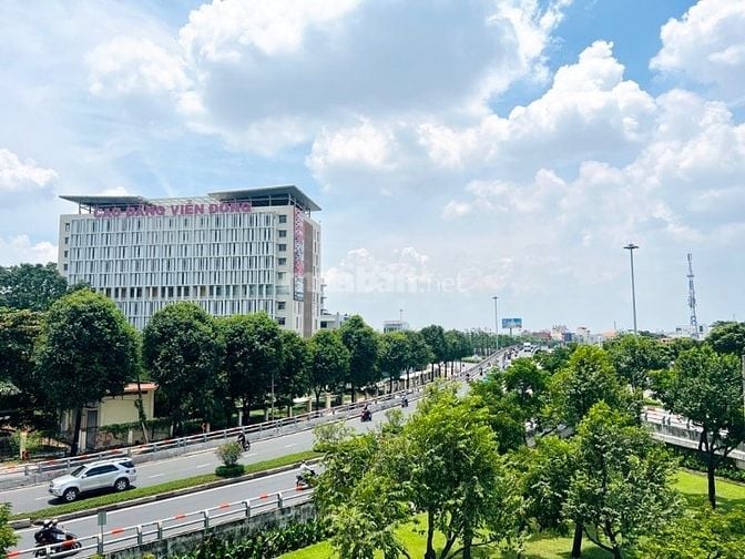 Mặt tiền nội bộ ngay công viên phần mềm Quảng Trung ngang 5,5m 4 tầng 