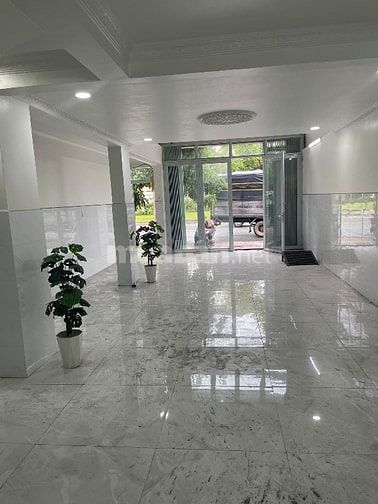 Mặt tiền nội bộ ngay công viên phần mềm Quảng Trung ngang 5,5m 4 tầng 