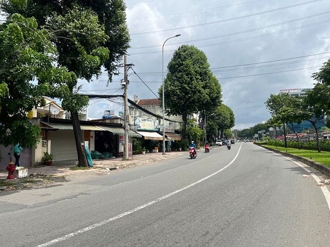 Mặt tiền nội bộ ngay công viên phần mềm Quảng Trung ngang 5,5m 4 tầng 