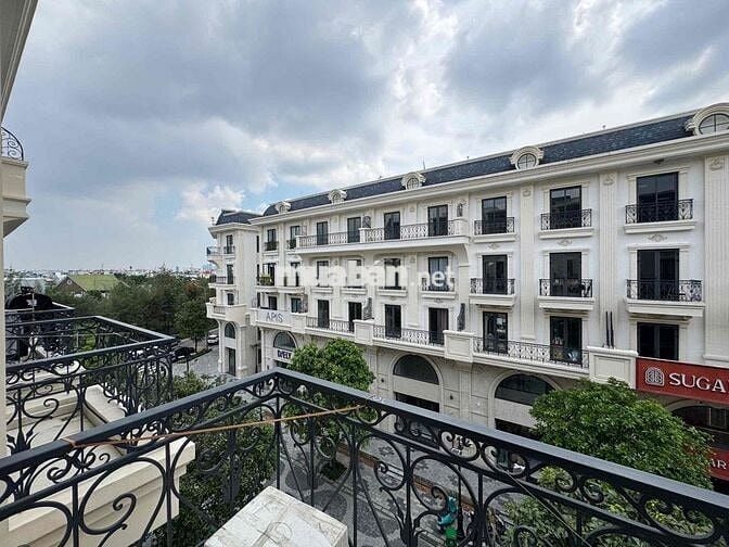 CĂN HỘ 2 PHÒNG NGỦ - BAN CÔNG - FULL NỘI THẤT - NGAY VẠN PHÚC CITY