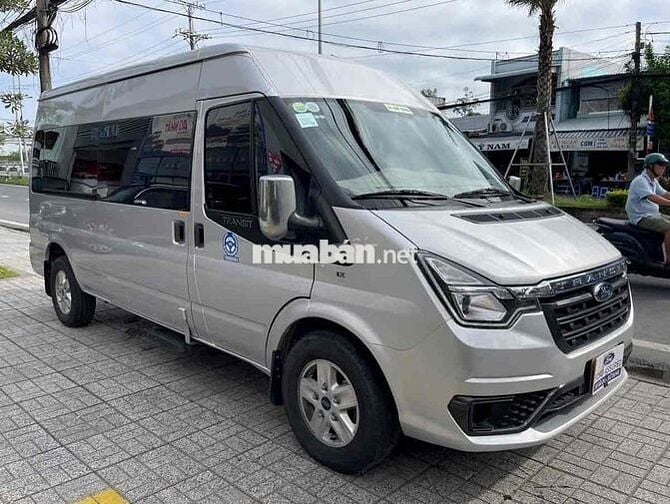 Ford Transit 2023. Bánh dự phòng chưa hạ.