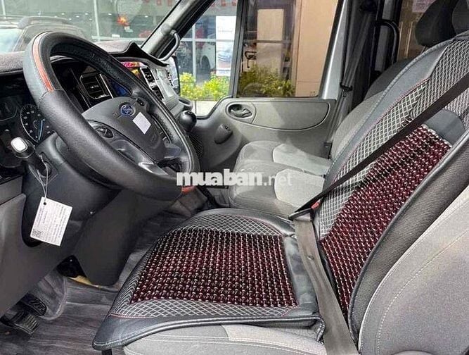 Ford Transit 2023. Bánh dự phòng chưa hạ.