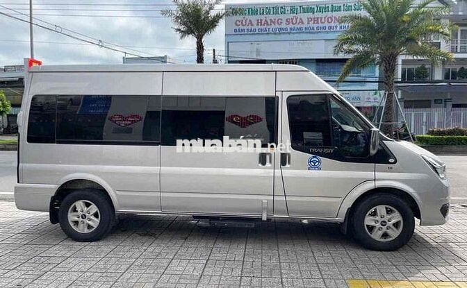 Ford Transit 2023. Bánh dự phòng chưa hạ.