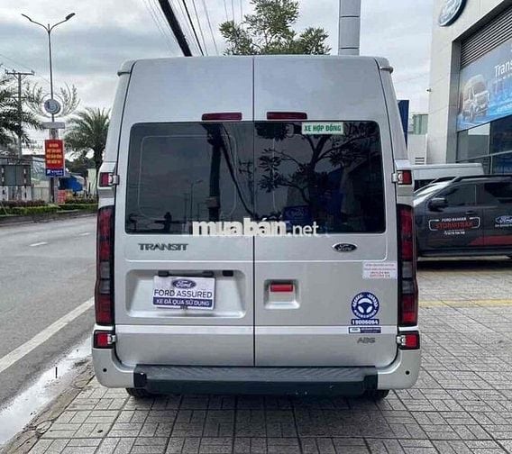 Ford Transit 2023. Bánh dự phòng chưa hạ.