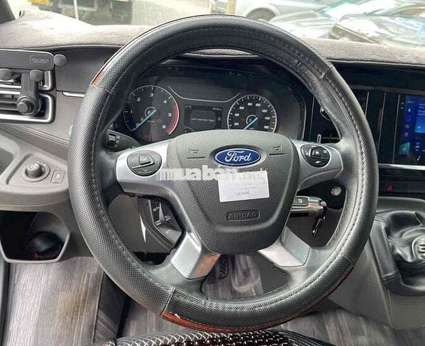 Ford Transit 2023. Bánh dự phòng chưa hạ.