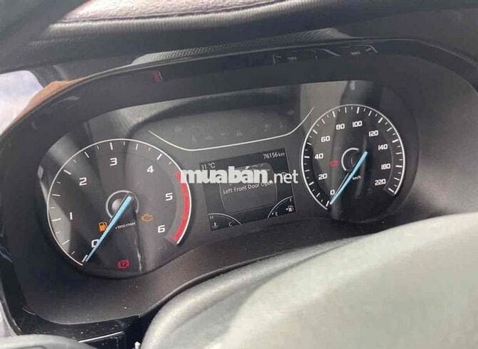 Ford Transit 2023. Bánh dự phòng chưa hạ.