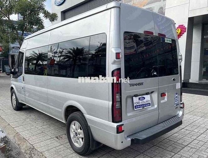 Ford Transit 2023. Bánh dự phòng chưa hạ.
