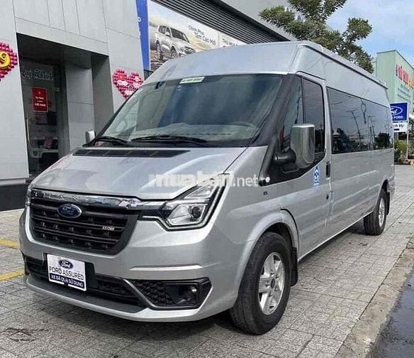Ford Transit 2023. Bánh dự phòng chưa hạ.
