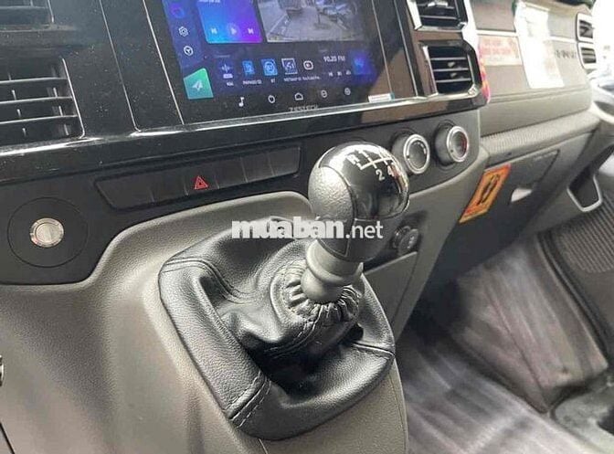 Ford Transit 2023. Bánh dự phòng chưa hạ.