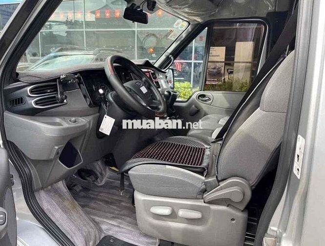 Ford Transit 2023. Bánh dự phòng chưa hạ.