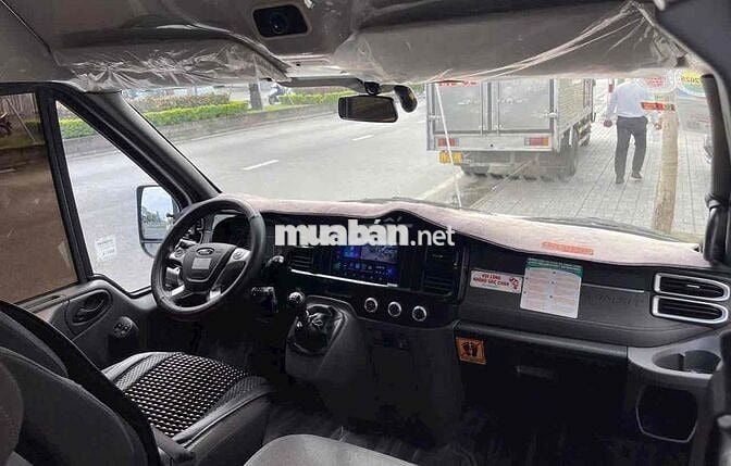 Ford Transit 2023. Bánh dự phòng chưa hạ.