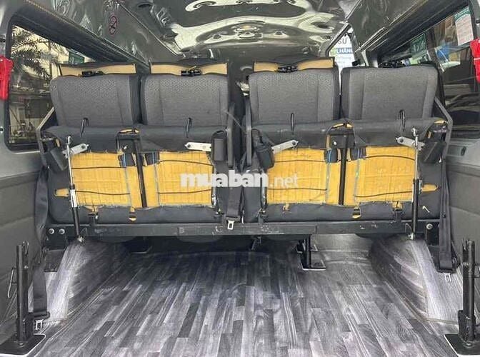 Ford Transit 2023. Bánh dự phòng chưa hạ.