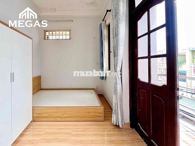 CĂN HỘ 2 PHÒNG NGỦ - 1 PHÒNG BẾP có BAN CÔNG - CỬA SỔ và FULL NỘI THẤT