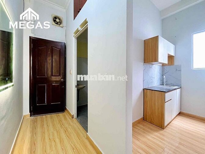 CĂN HỘ 2 PHÒNG NGỦ - 1 PHÒNG BẾP có BAN CÔNG - CỬA SỔ và FULL NỘI THẤT