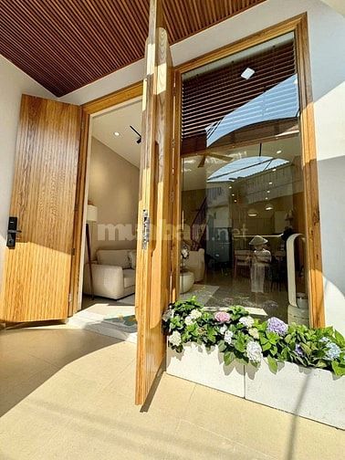 Biệt thự phố . Nở hậu . Không gian ấm cúng . Nội thất sang trọng 