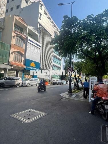 Tòa nhà 2 hầm 6 tầng có thang máy, MT Nguyễn Đình Chính 90tr/tháng