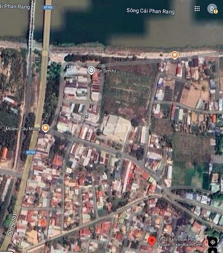 Bán đất có nhà cấp 4 thuận tiện xây mới