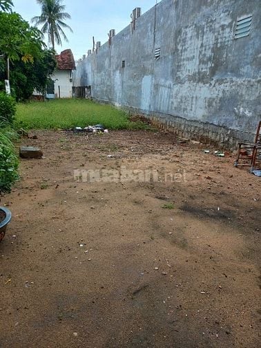 Bán đất có nhà cấp 4 thuận tiện xây mới