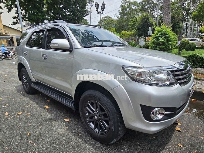Toyota Fortuner 2.7 AT đăng ký t8/2015, mới 90%