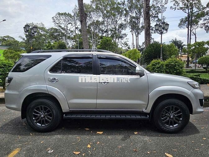 Toyota Fortuner 2.7 AT đăng ký t8/2015, mới 90%
