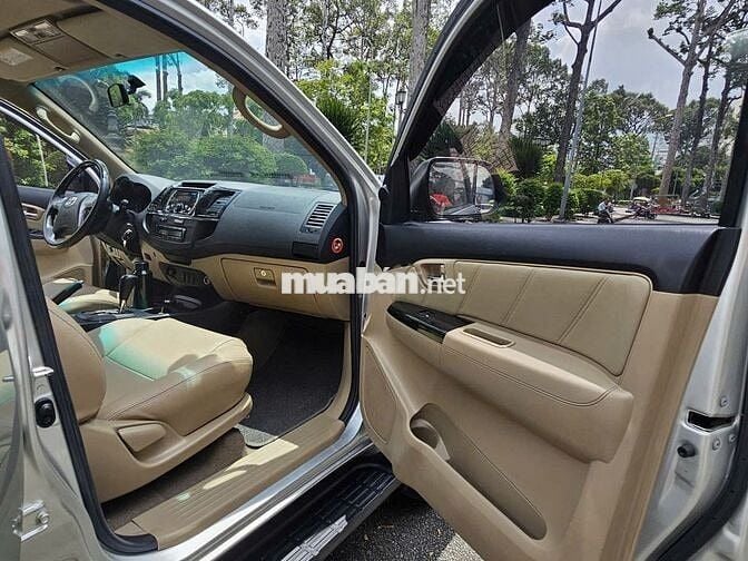 Toyota Fortuner 2.7 AT đăng ký t8/2015, mới 90%
