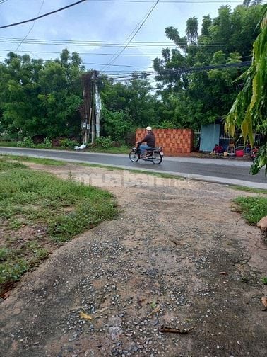 Bán đất có nhà cấp 4 thuận tiện xây mới