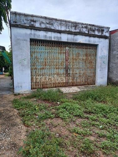 Bán đất có nhà cấp 4 thuận tiện xây mới