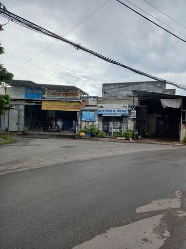 Bán đất có nhà cấp 4 thuận tiện xây mới