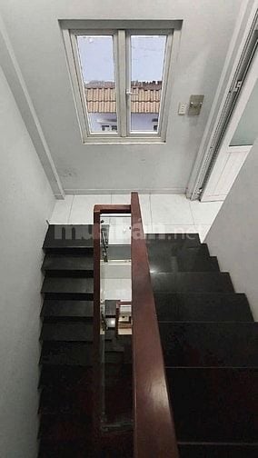 CHO THUÊ NHÀ 2 MT HẺM THÔNG 4M. SAU 1 CĂN MT LÊ VĂN THỌ. GIÁ 10TR/TH