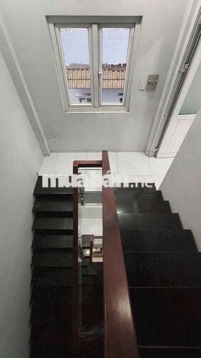 CHO THUÊ NHÀ 2 MT HẺM THÔNG 4M. SAU 1 CĂN MT LÊ VĂN THỌ. GIÁ 10TR/TH