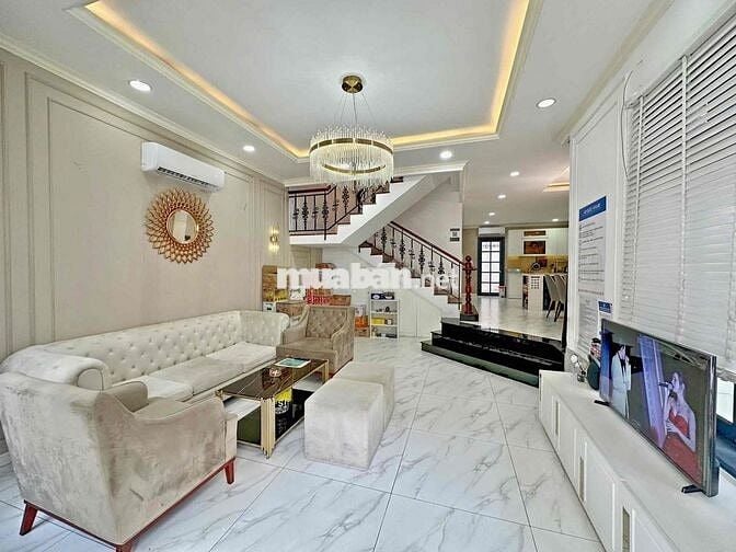 Villa hồ bơi 5PN Full nội thất cao cấp , Bình Thuận , Quận 7