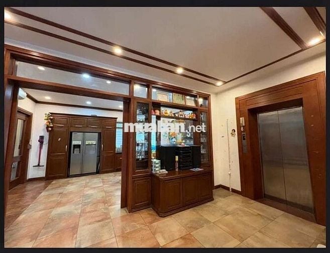 Tôi cần bán nhà mặt phố Âu Cơ, 6tầng thang máy full nội thất.