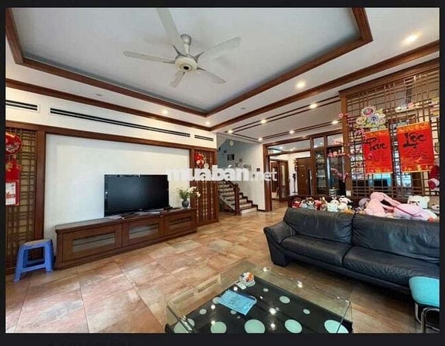 Tôi cần bán nhà mặt phố Âu Cơ, 6tầng thang máy full nội thất.