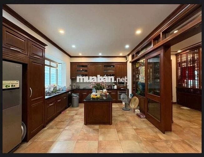 Tôi cần bán nhà mặt phố Âu Cơ, 6tầng thang máy full nội thất.