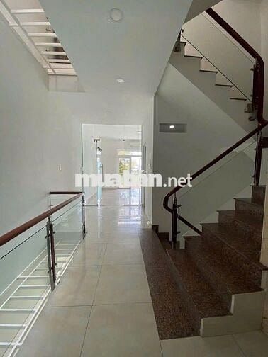 CHO THUÊ NHÀ KHU HIM LAM Q7, HẦM, 4L. 5X20M. TRỒNG SẴN, CÓ THANG MÁY
