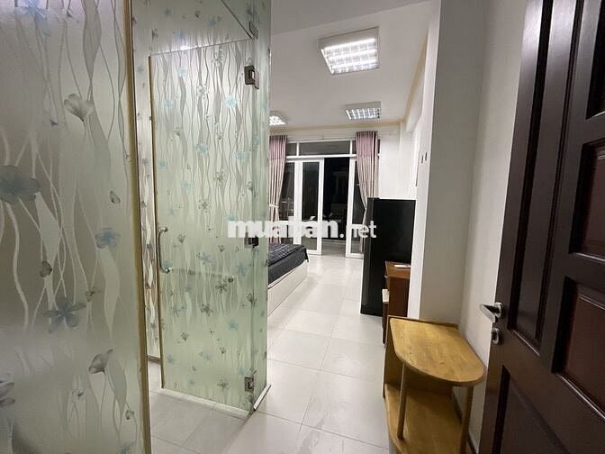PHÒNG FULL NỘI THẤT BAN CÔNG LỚN NGAY CHỢ BÀ CHIỂU GIÁP Q3,PHÚ NHUẬN