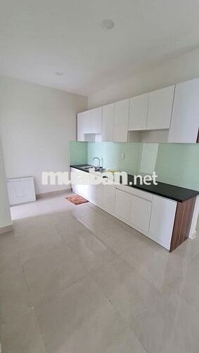 Em cần sang lại HĐ thuê căn 3PN 95m2 / Nhà trống có rèm / Giá 13,5tr