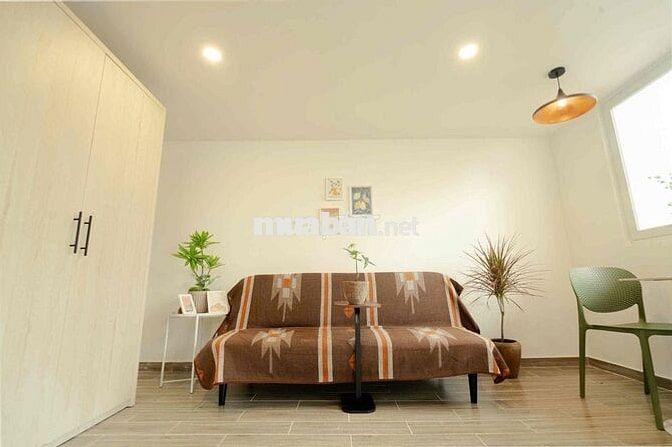 Căn hộ gác cao 2m, ban công thoáng rộng giá rẻ, giáp quận 1, Hàng Xanh
