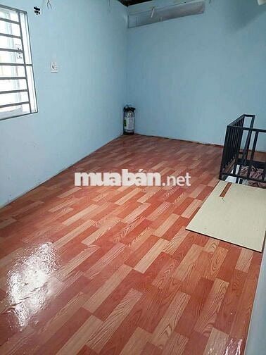 Sân rộng, nhà thoáng mát, cây xanh, điện nước riêng