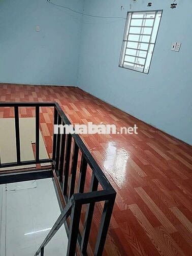 Sân rộng, nhà thoáng mát, cây xanh, điện nước riêng