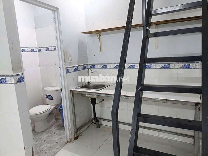 Sân rộng, nhà thoáng mát, cây xanh, điện nước riêng