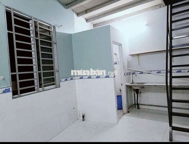 Sân rộng, nhà thoáng mát, cây xanh, điện nước riêng