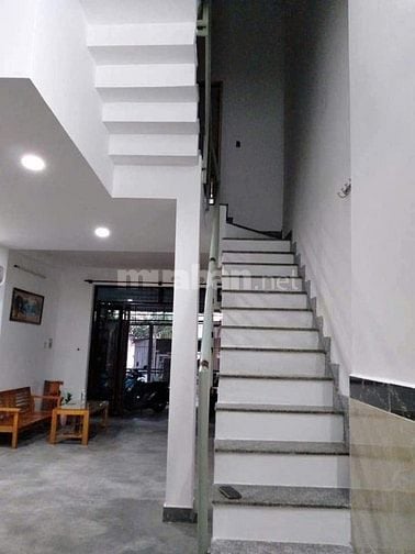 Chính chủ gửi bán căn nhà 1 trệt 1 lầu và 3 phòng ngủ - sát QL13 