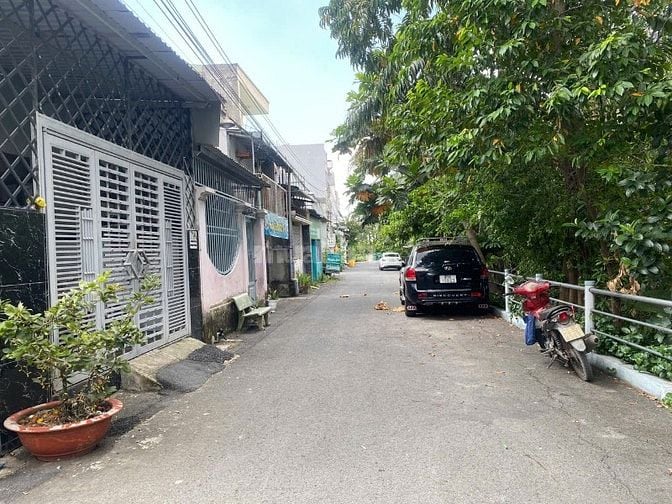 Chính chủ gửi bán căn nhà 1 trệt 1 lầu và 3 phòng ngủ - sát QL13 
