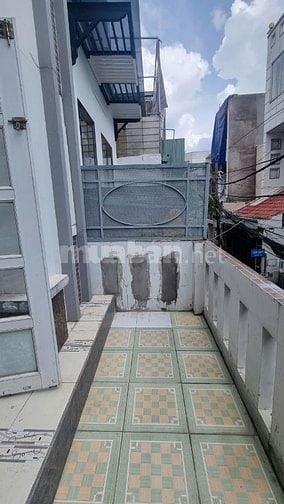 PHÒNG TRỌ LẦU 1 BAN CÔNG RỘNG CỬA SỔ THOÁNG HẺM XE HƠI 128 HTP